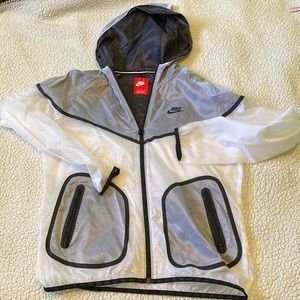 Nike Lightweight Wind-Breaker